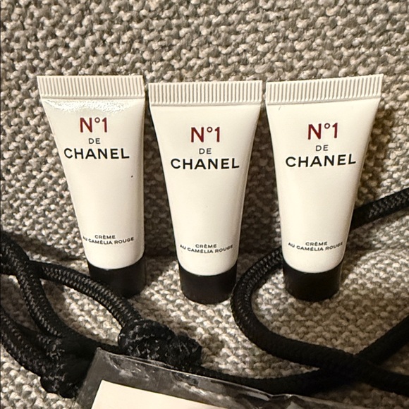 CHANEL Beauty Variety of Accessories - Picture 4 of 9